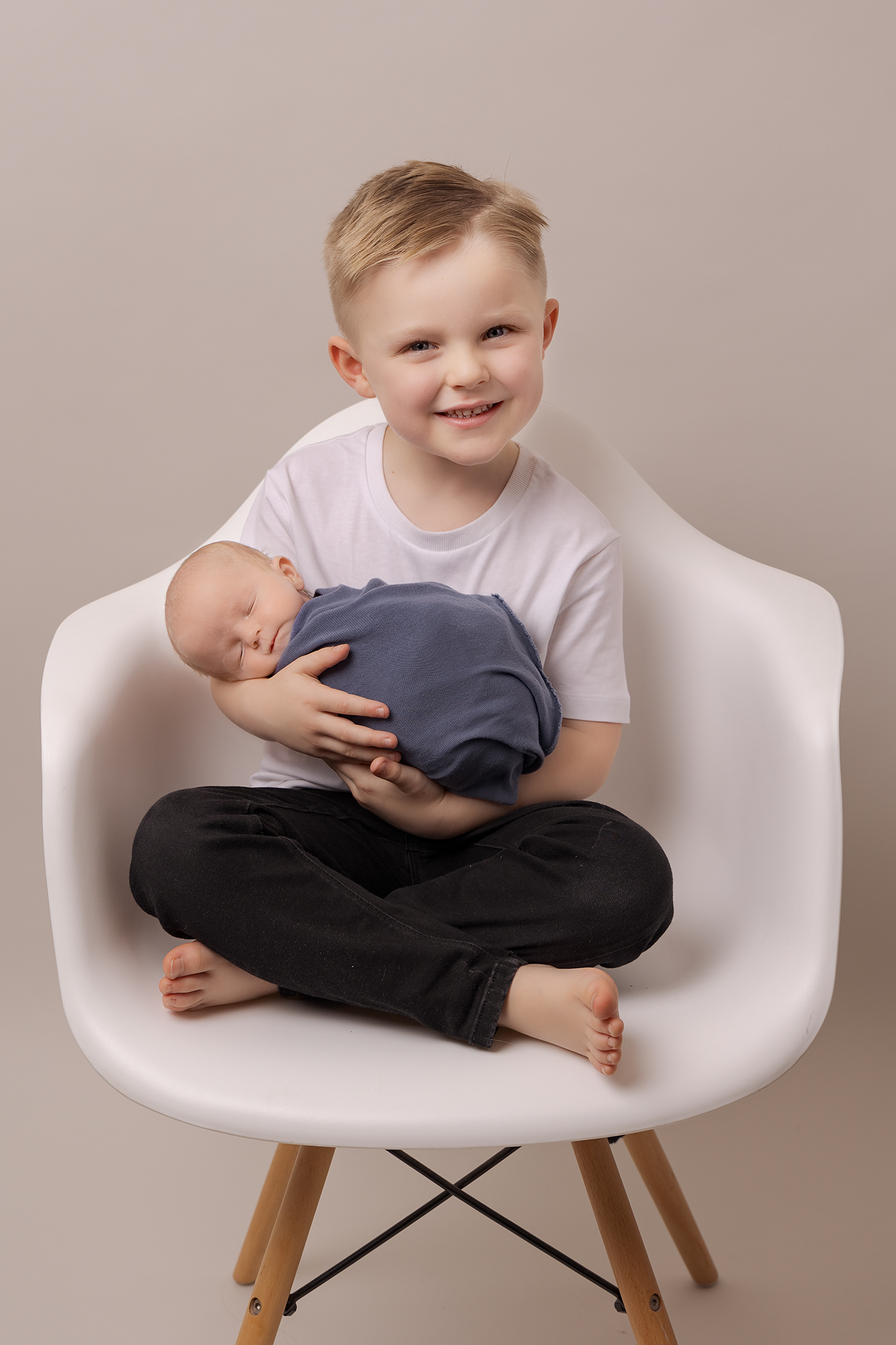 newborn and sibling<br />
baby photographer sutton coldlfield<br />
baby photographer birmingham